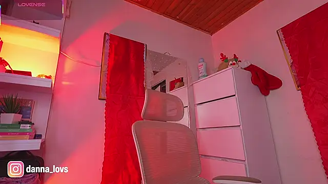 Dannaa Lovs online show from 12/16/25, 06:01