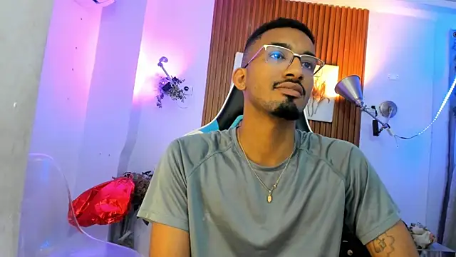 Snapshot of Darwin_mayo chatting on 10/16/25, 05:32 Darwin mayo online show from 10/16/25, 05:32