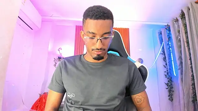 Snapshot of Darwin_mayo chatting on 10/28/25, 05:34 Darwin mayo online show from 10/28/25, 05:34