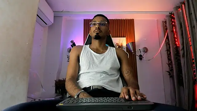 Snapshot of Darwin_mayo chatting on 11/24/25, 05:24 Darwin mayo online show from 11/24/25, 05:24