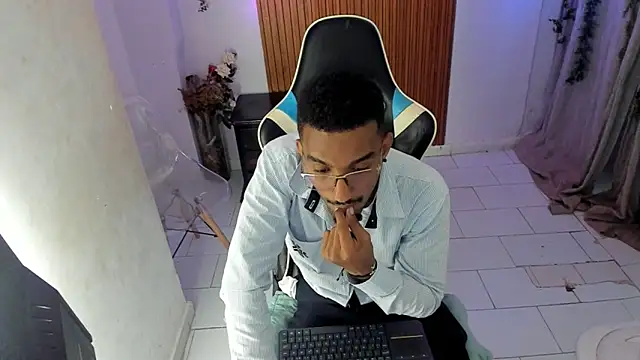 Snapshot of Darwin_mayo chatting on 11/07/25, 05:17 Darwin mayo online show from 11/07/25, 05:17