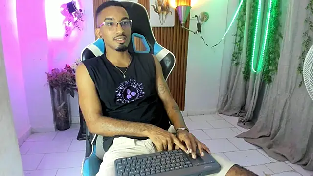 Snapshot of Darwin_mayo chatting on 12/17/25, 05:29 Darwin mayo online show from 12/17/25, 05:29