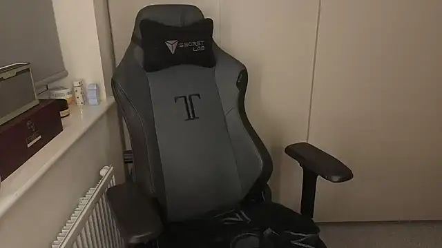 Lilly-Luscious online show from 10/15/25, 06:16