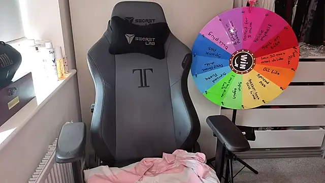 Snapshot of Lilly-Luscious chatting on 03/28/26, 10:27 Lilly-Luscious online show from 03/28/26, 10:27