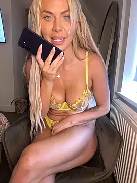 Snapshot of goddessbarbiexo chatting on 09/12/25, 09:09 goddessbarbiexo online show from 09/12/25, 09:09