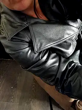 DIVAZARAHLEATHER online show from 07/01/26, 10:59