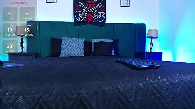 Alisse Moore online show from 10/24/25, 01:43