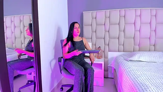 Atenea Clerk online show from 10/11/25, 11:33