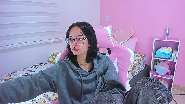 Snapshot of alexaa_fox chatting on 11/12/25, 05:44 alexaa fox online show from 11/12/25, 05:44