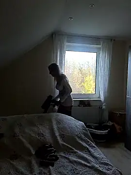 Snapshot of HotWifeLyn68 chatting on 11/10/25, 12:21 HotWifeLyn68 online show from 11/10/25, 12:21