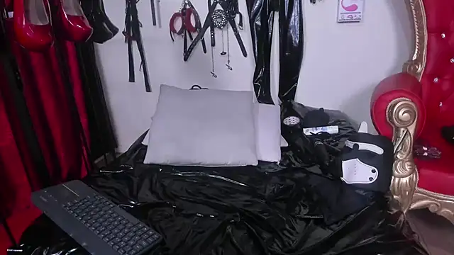 LiliThara online show from 11/26/25, 08:53