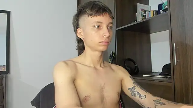 Snapshot of spacehumanz chatting on 10/29/25, 02:32 spacehumanz online show from 10/29/25, 02:32