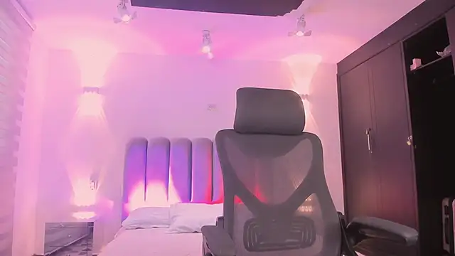 Snapshot of AlliceLover chatting on 11/21/25, 12:04 AlliceLover online show from 11/21/25, 12:04