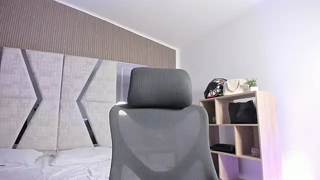 Snapshot of AlliceLover chatting on 12/14/25, 12:00 AlliceLover online show from 12/14/25, 12:00