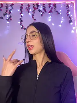 Lia  1 online show from 12/13/25, 11:44