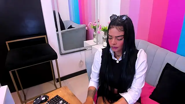 Snapshot of EmmaEbony_ chatting on 10/04/25, 10:17 EmmaEbony online show from 10/04/25, 10:17