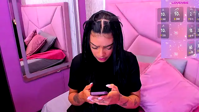 Snapshot of EmmaEbony_ chatting on 11/15/25, 10:19 EmmaEbony online show from 11/15/25, 10:19