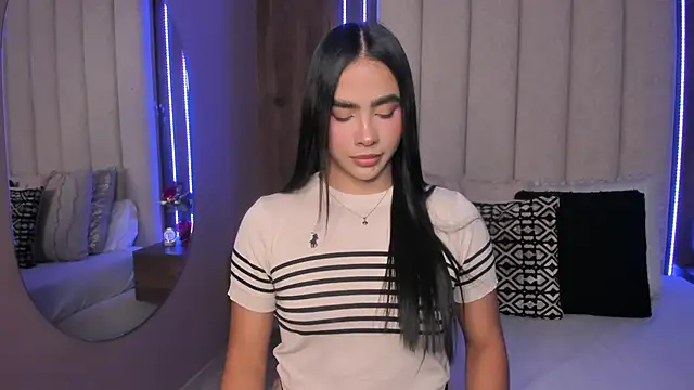 Snapshot of LucySalvatore_ chatting on 02/23/26, 09:37 LucySalvatore online show from 02/23/26, 09:37