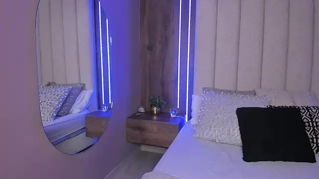 Snapshot of LucySalvatore_ chatting on 01/13/26, 08:24 LucySalvatore online show from 01/13/26, 08:24