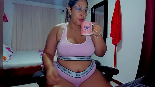 Snapshot of Ivy_horse_ chatting on 11/15/25, 04:05 Ivy horse online show from 11/15/25, 04:05