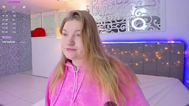 Snapshot of AshleyJoness chatting on 12/21/25, 06:26 AshleyJoness online show from 12/21/25, 06:26