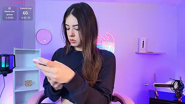 Snapshot of Alice_Vixen chatting on 10/13/25, 12:18 Alice Vixen online show from 10/13/25, 12:18