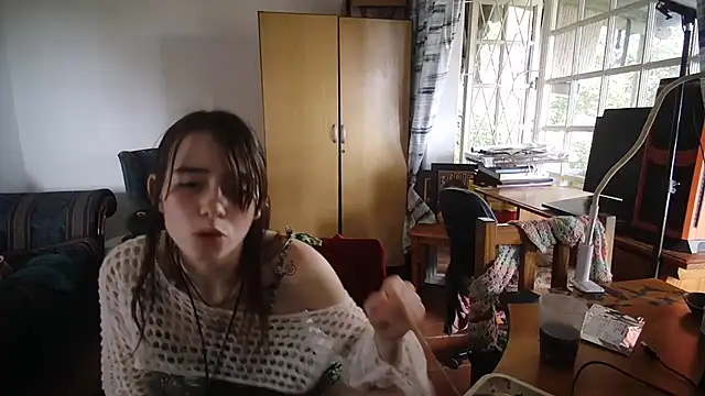 Snapshot of the_holy_t chatting on 12/21/25, 10:17 the holy t online show from 12/21/25, 10:17