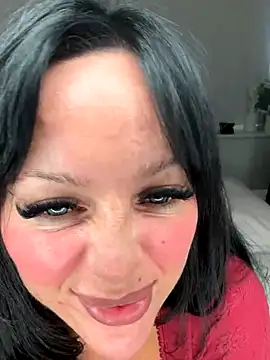 Snapshot of juicylucie chatting on 10/25/25, 11:20 juicylucie online show from 10/25/25, 11:20