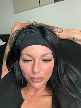 Snapshot of juicylucie chatting on 10/15/25, 10:18 juicylucie online show from 10/15/25, 10:18