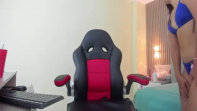 AURORAMARTIN2 online show from 11/05/25, 07:39