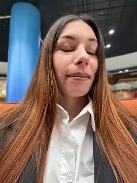 Snapshot of Amelie_Crosby chatting on 06/19/26, 02:45 Amelie Crosby online show from 06/19/26, 02:45