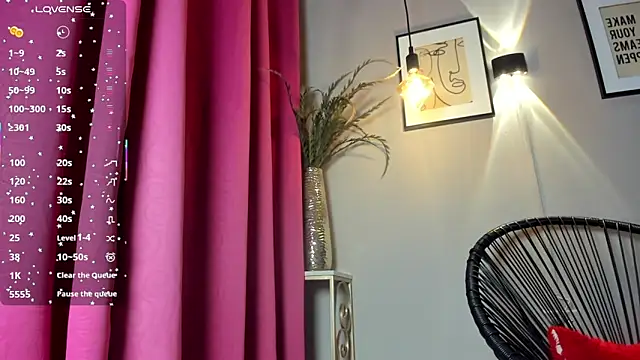 Snapshot of dulce_fiore07 chatting on 11/15/25, 12:42 dulce fiore07 online show from 11/15/25, 12:42