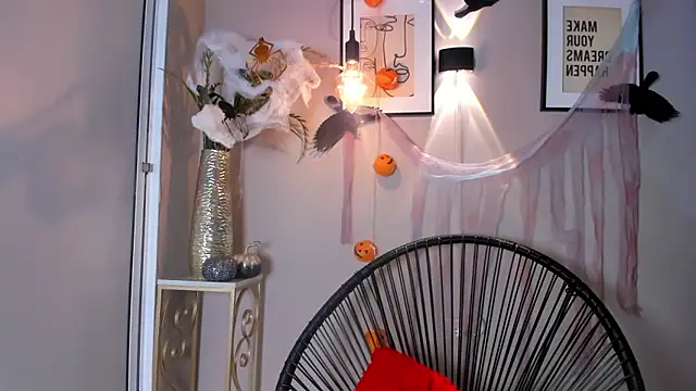 Snapshot of dulce_fiore07 chatting on 10/29/25, 12:37 dulce fiore07 online show from 10/29/25, 12:37