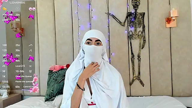 Snapshot of _Zahiira_ chatting on 10/31/25, 12:02 Zahiira online show from 10/31/25, 12:02