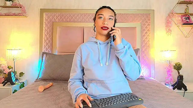 Snapshot of SofiaWhites chatting on 04/13/26, 03:43 SofiaWhites online show from 04/13/26, 03:43