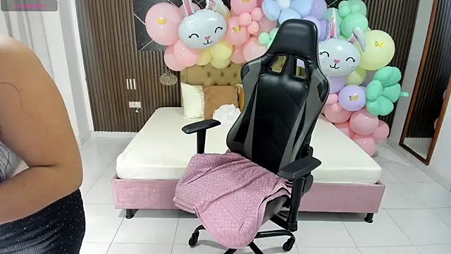 Emy topless online show from 04/04/26, 11:06