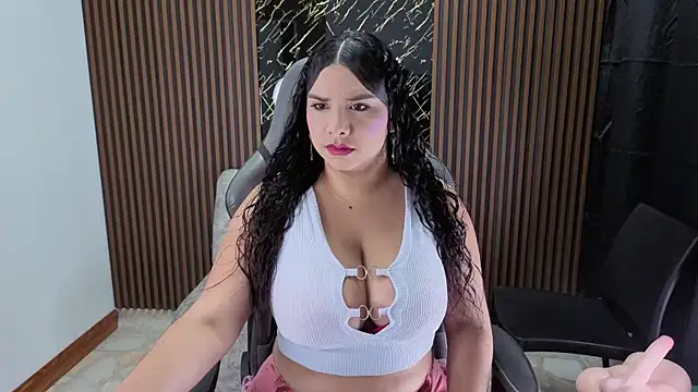 Snapshot of Emy_topless chatting on 11/11/25, 11:05 Emy topless online show from 11/11/25, 11:05