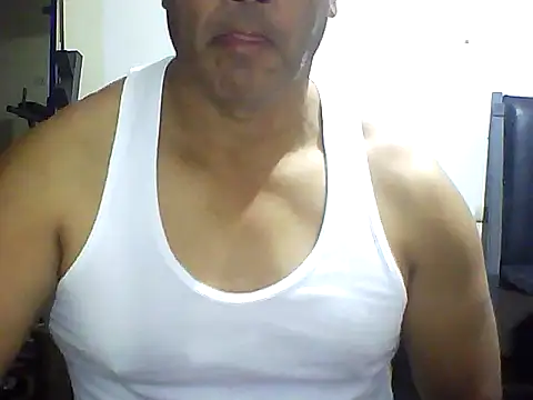 Snapshot of sexigym35 chatting on 10/22/25, 02:33 sexigym35 online show from 10/22/25, 02:33