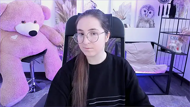 Snapshot of VirtuallVoyant chatting on 12/16/25, 07:23 VirtuallVoyant online show from 12/16/25, 07:23