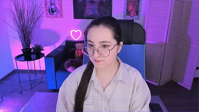 Snapshot of VirtuallVoyant chatting on 12/05/25, 12:21 VirtuallVoyant online show from 12/05/25, 12:21