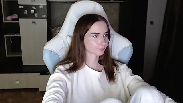 Cutti Crystal online show from 10/27/25, 06:09