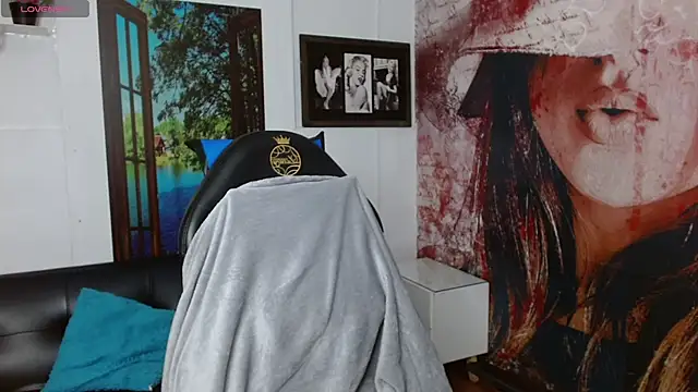 gigi gilt  online show from 10/17/25, 04:27