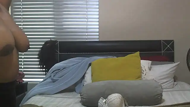 SweetBerryBliss online show from 11/17/25, 07:45