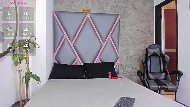 Quee Sophine online show from 12/16/25, 07:29