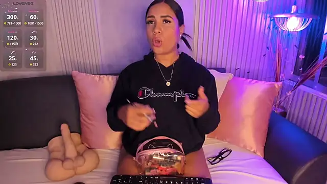 MarianaaSantos online show from 10/27/25, 03:57