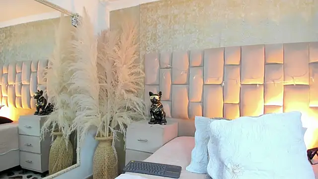 cloesummerr  online show from 12/22/25, 12:38