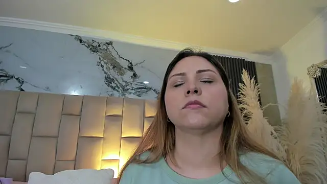 cloesummerr  online show from 04/22/26, 12:45