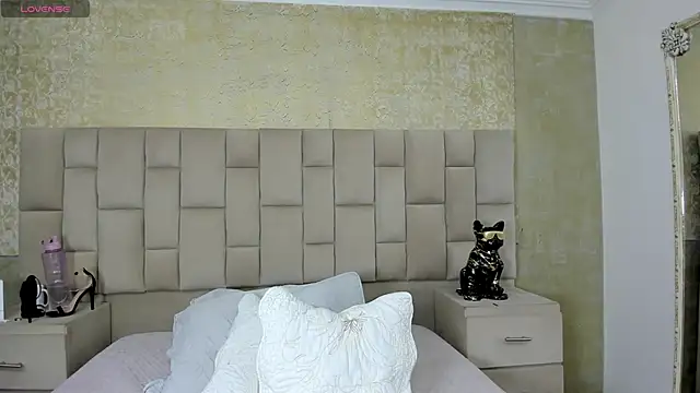 cloesummerr  online show from 11/11/25, 02:34