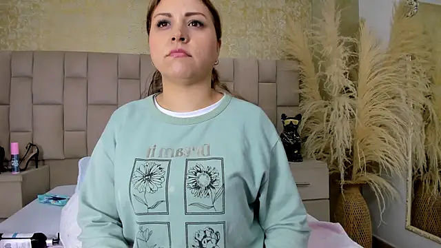 cloesummerr  online show from 12/14/25, 12:11