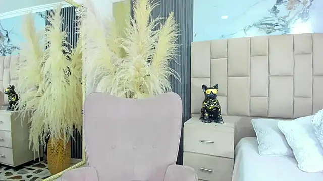 cloesummerr  online show from 02/15/26, 12:48